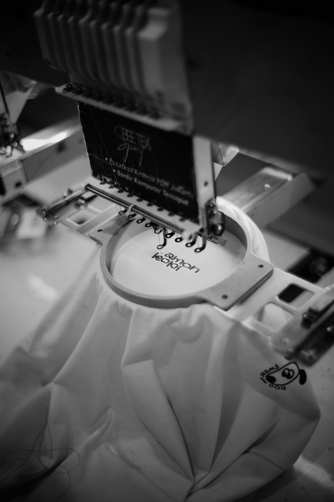 embroidery-machine-stitching-logo-onto-white-fabric-yhpin0bnwpa